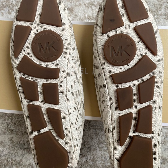 Michael Kors Shoes size 7.5M Vanilla like brand new - Picture 3 of 3